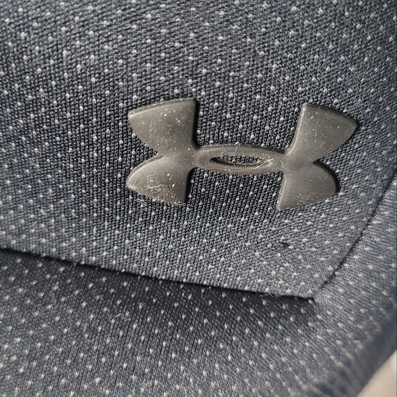 Under Armor Black Foam-Like Fabric High Collar Loose Fit Pullover Top Popover - Picture 5 of 7